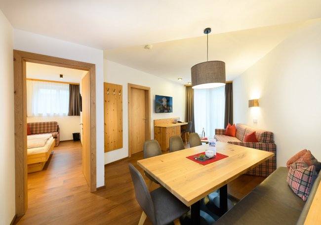 Gemütlicher & großer Esstisch im Appartement Romantik