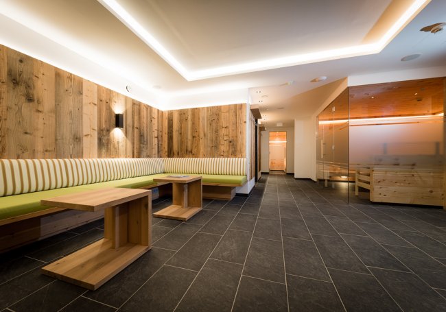 Gemütliche Loungezone im Wellnessbereich lädt zum Verweilen ein