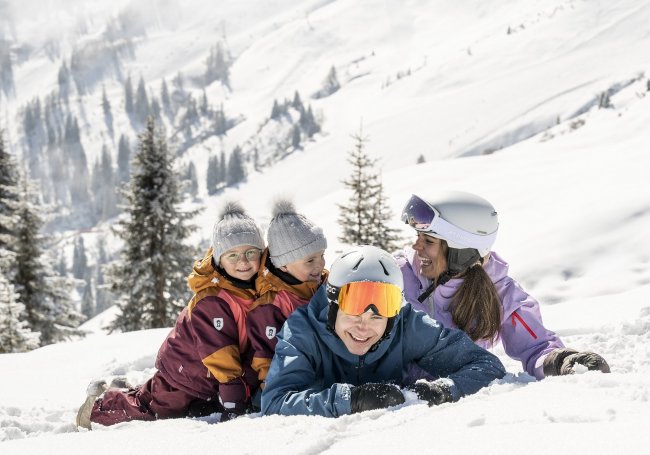 Familie im Schnee © www.grossarltal.info