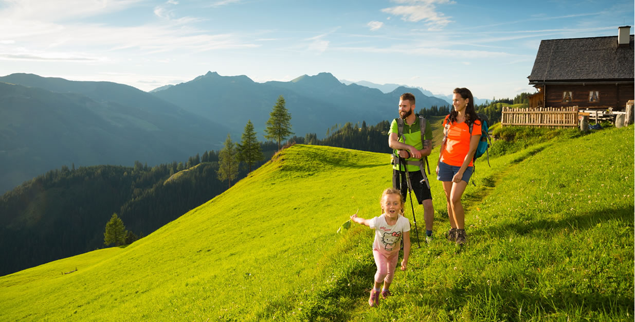 Familie beim Wandern im Großarltal © www.grossarltal.info