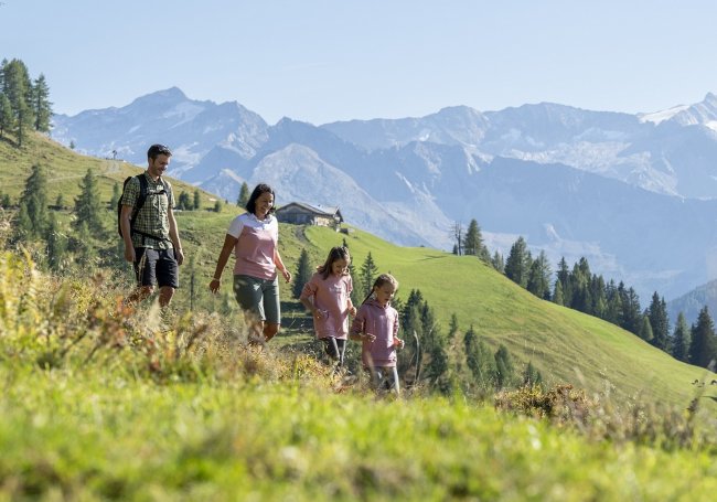 Familie beim Wandern im Gro&szlig;arltal &copy; www.grossarltal.info